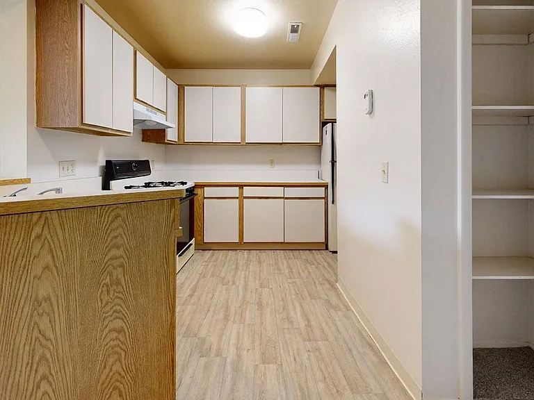 Irish Hills Apartments — Photo 30