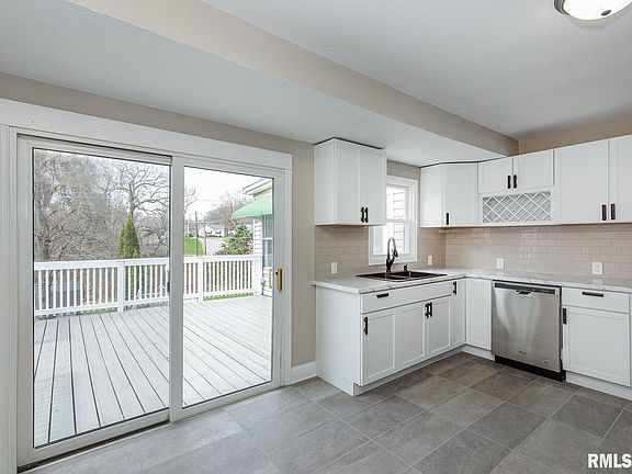 3rd image of 12 Knoll Ct