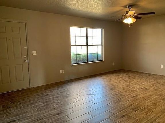 4th image of 808 & 810 E Eastview Dr