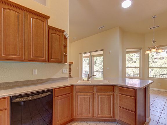 5th image of 1076 Sunrise Blvd