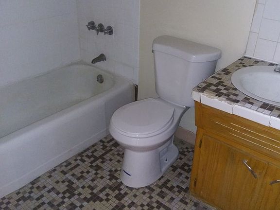 5th image of 2528 W Wells St APT 205