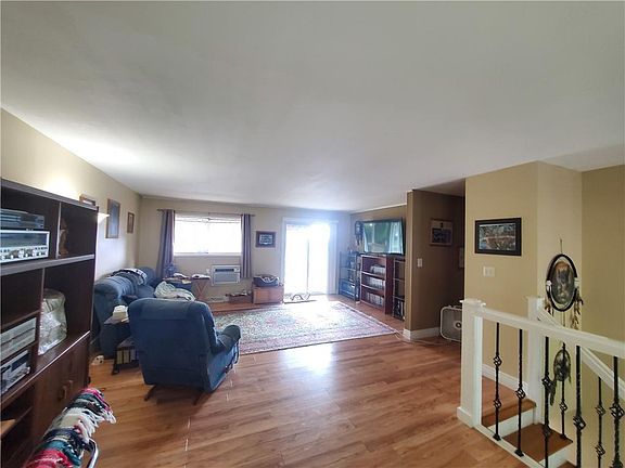 3rd image of 927 Erie St