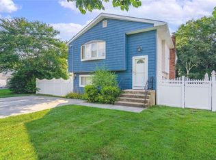 524 Nichols Rd, Hauppauge, NY 11788