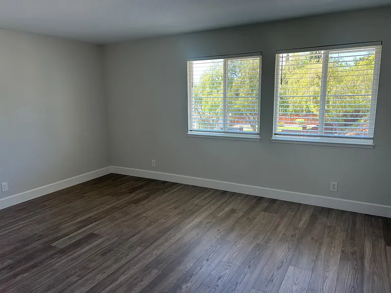 2454 Whispering Oaks Dr — Photo 17