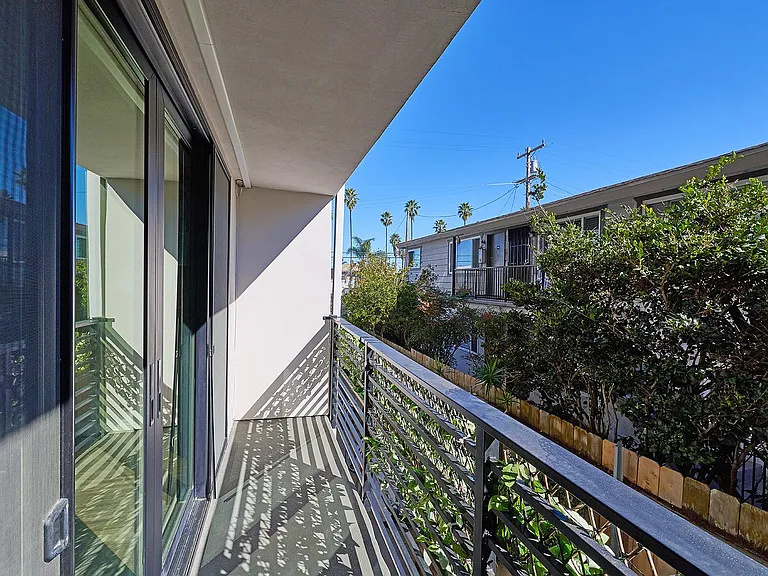 Surfcaster Apartments — Photo 13