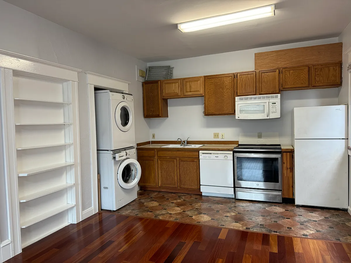 Kitchen/washer/dryer - 920 13th Ave #A