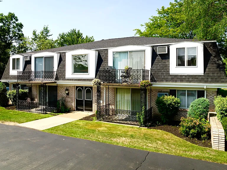 Camelot Village Apartments — Photo 38