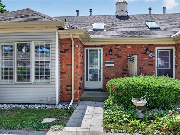 175 Fiddlers Green Rd #9, Hamilton, ON L9G 4X7
