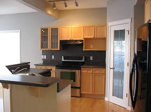4 bed, 2.5 bath, 2100 sqft, $2,500 — Photo 3