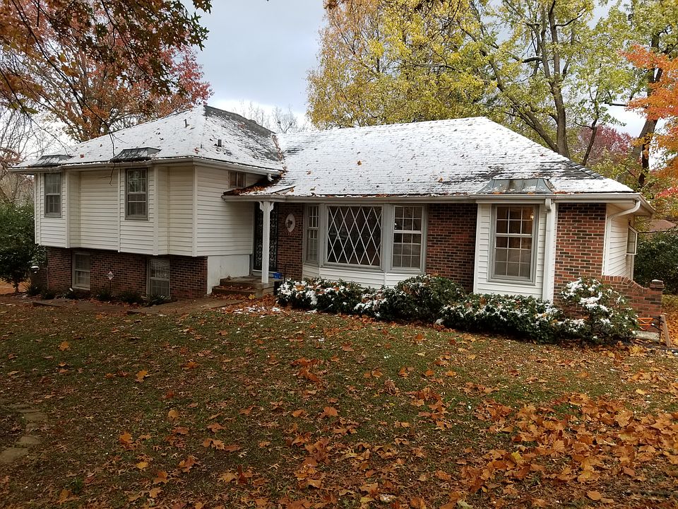House is located on a quiet culdesac with large canopy trees.