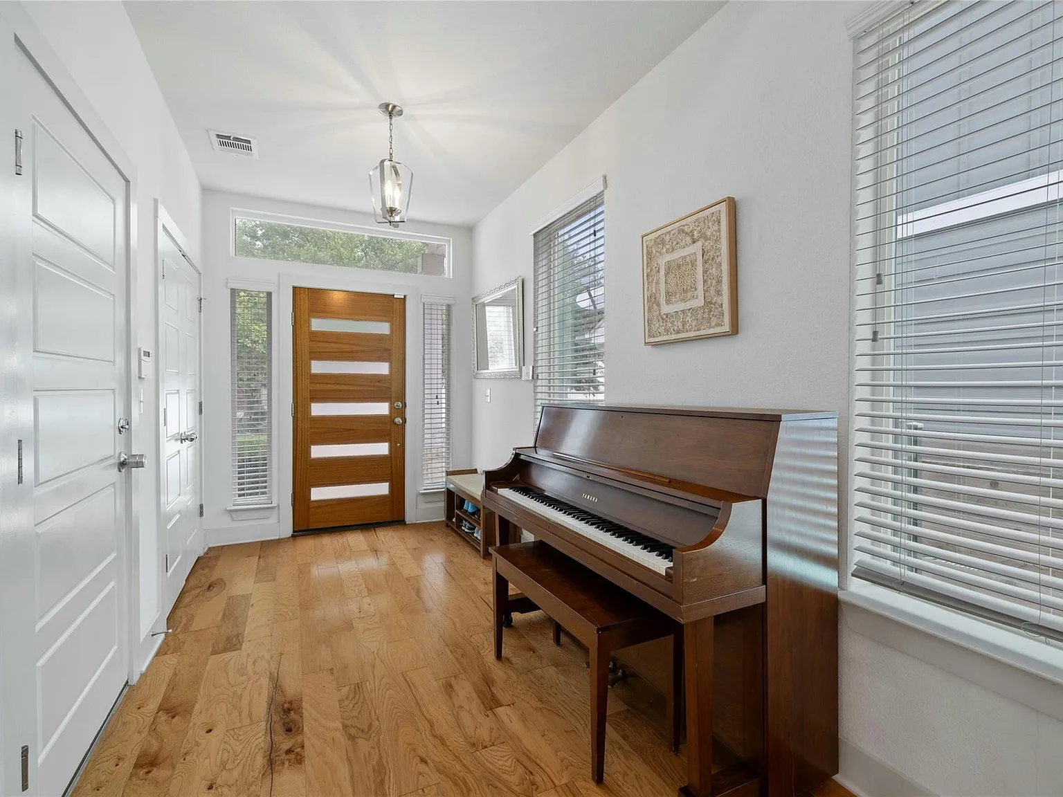 3 bed, 2.5 bath, 2035 sqft, $2,800 — Photo 4