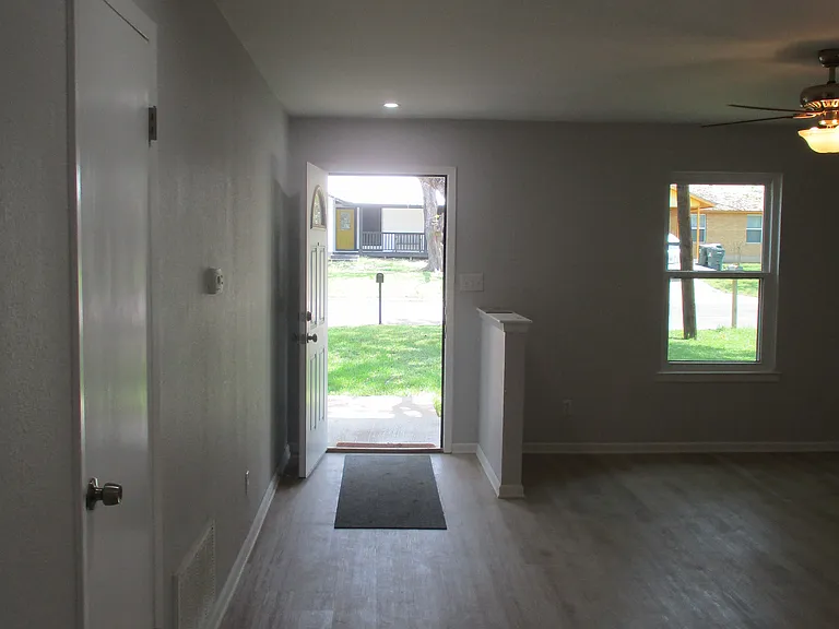 1906 Castle Gate Cir — Photo 2