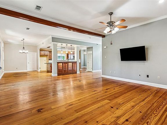 5th image of 301 Shady Oak Ln