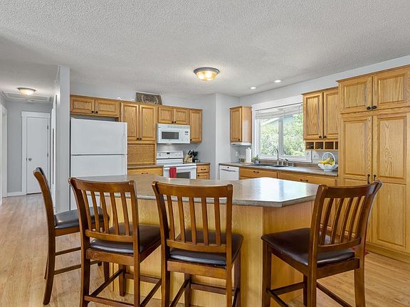 5th image of 909 Woodland St