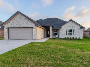 109 Liberty Ln, Clute, TX 77531