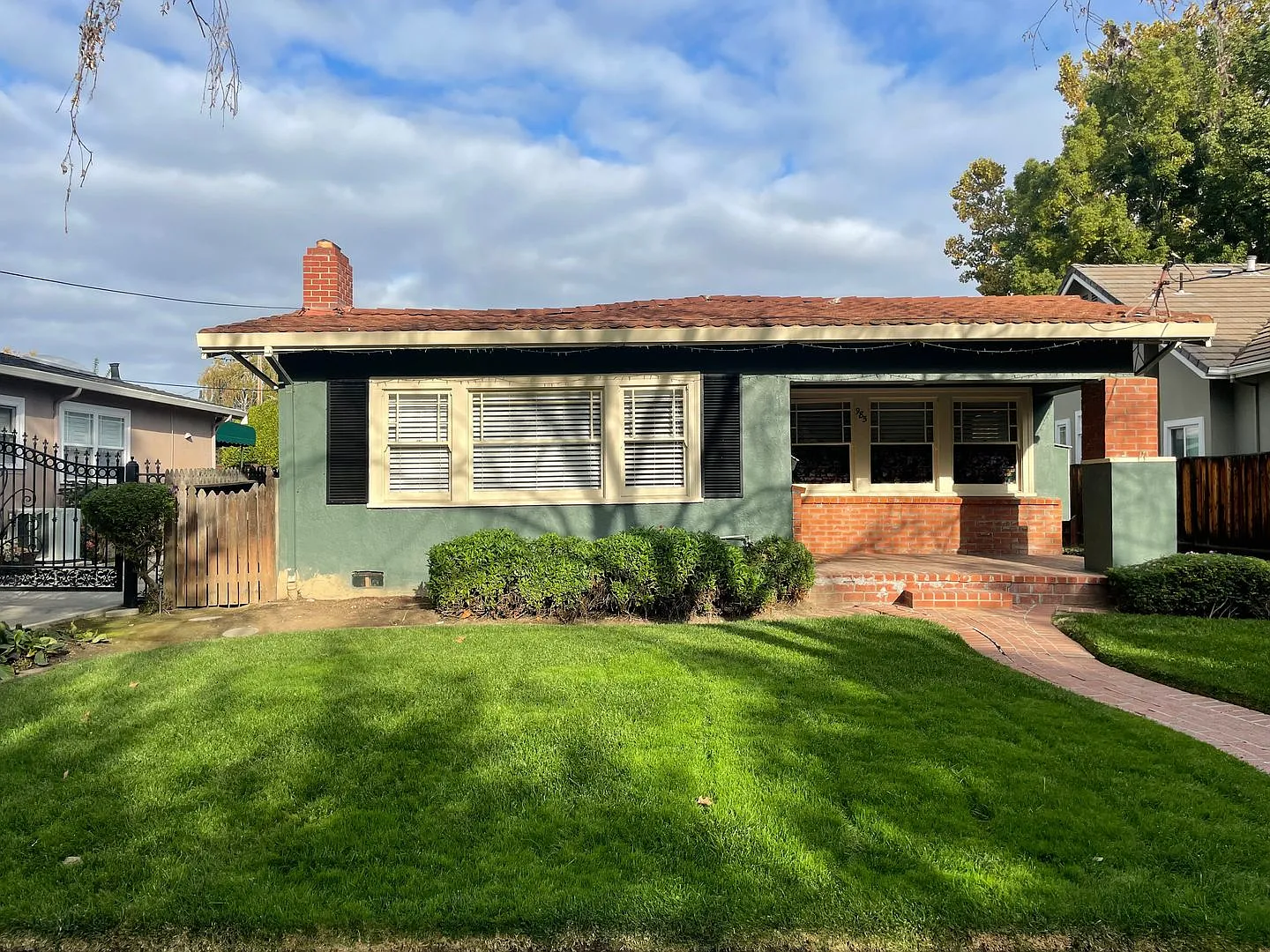 985 Willow Glen Way photo 1