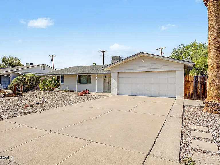 950 E Lilac Dr — Photo 1