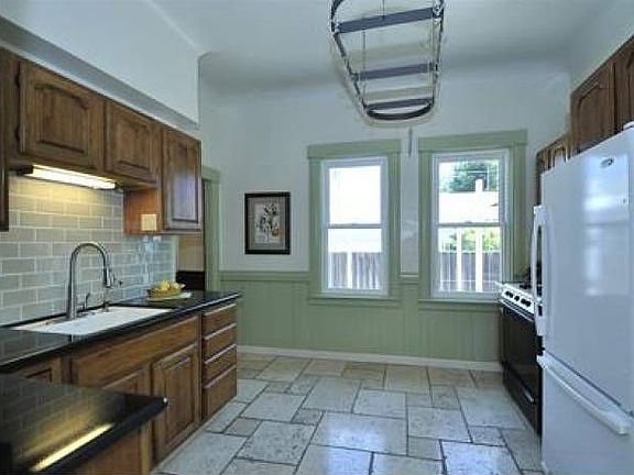 4th image of 408 Waverly St