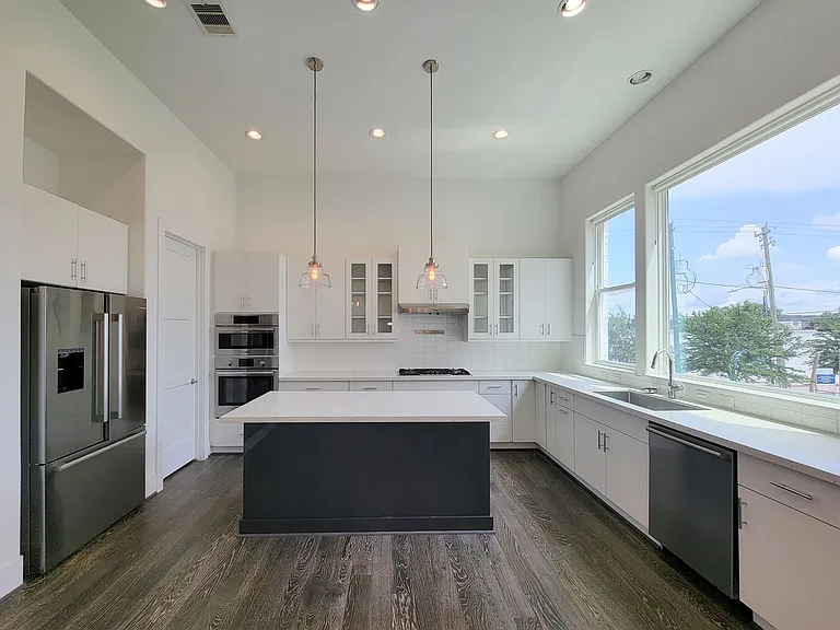 9 N Saint Charles St #B — Photo 14