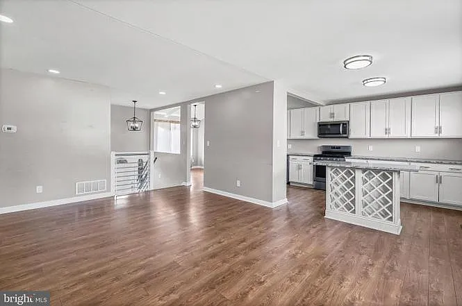 4 bed, 2.5 bath, 1708 sqft, $2,995 — Photo 4