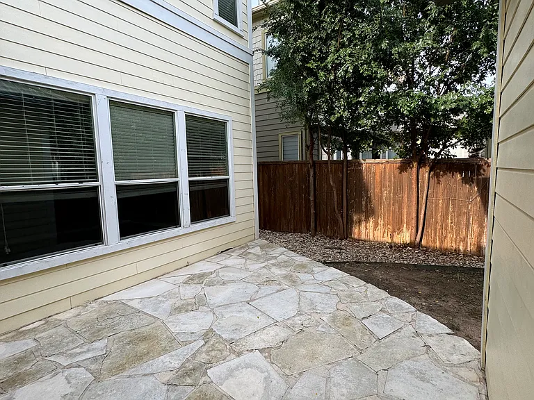 1925 Zach Scott St — Photo 3
