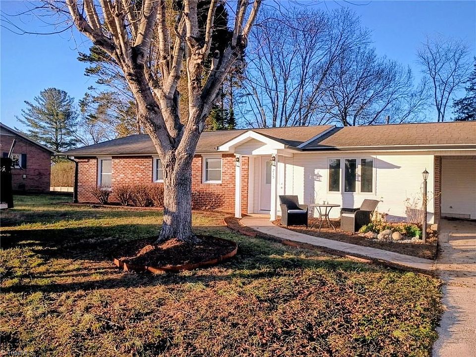 1st image of 215 Oakwoods Ln