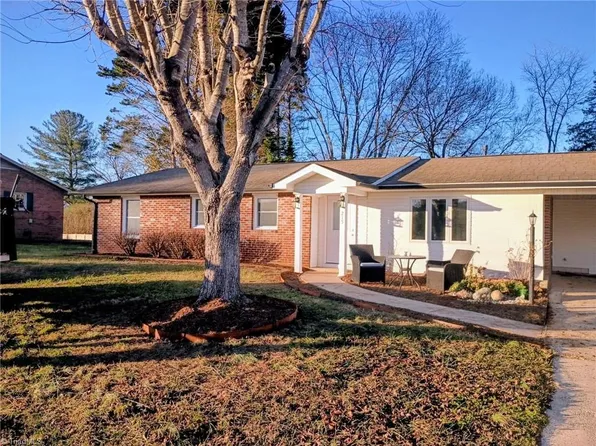 215 Oakwoods Ln, Wilkesboro, NC 28697