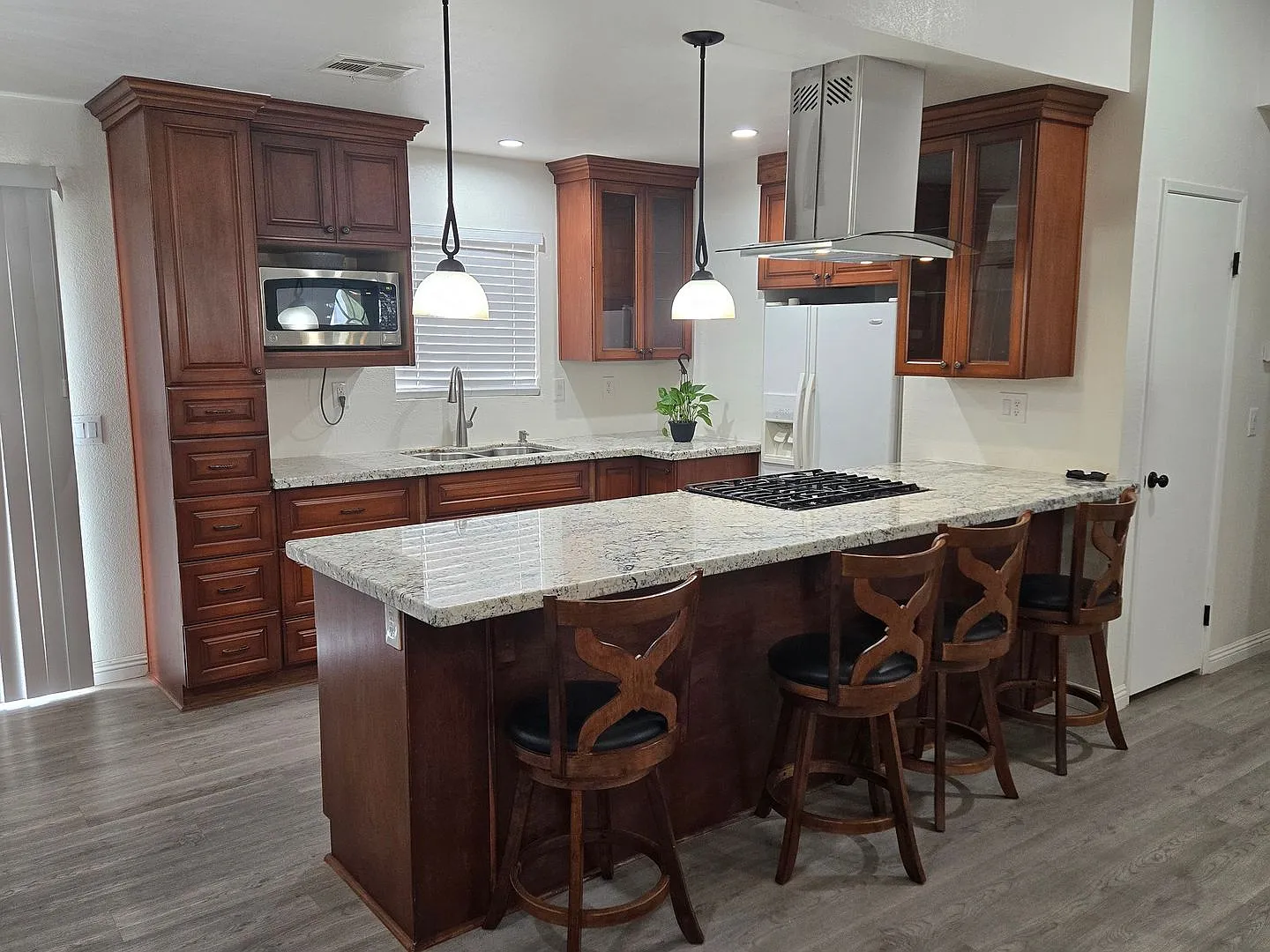Great 3 Bedroom 2 Bathroom Home In Victorville! Call Today — Photo 3