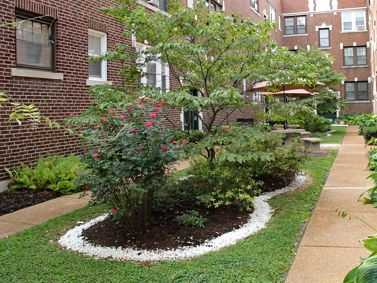 Oak Park Apartments — Photo 9