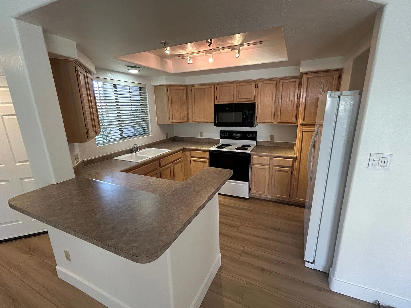 2 bed, 2.0 bath, 1055 sqft, $1,800 — Photo 2