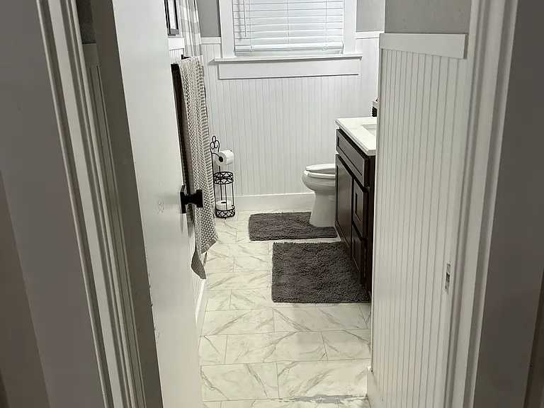 402 Meadow Dr — Photo 2