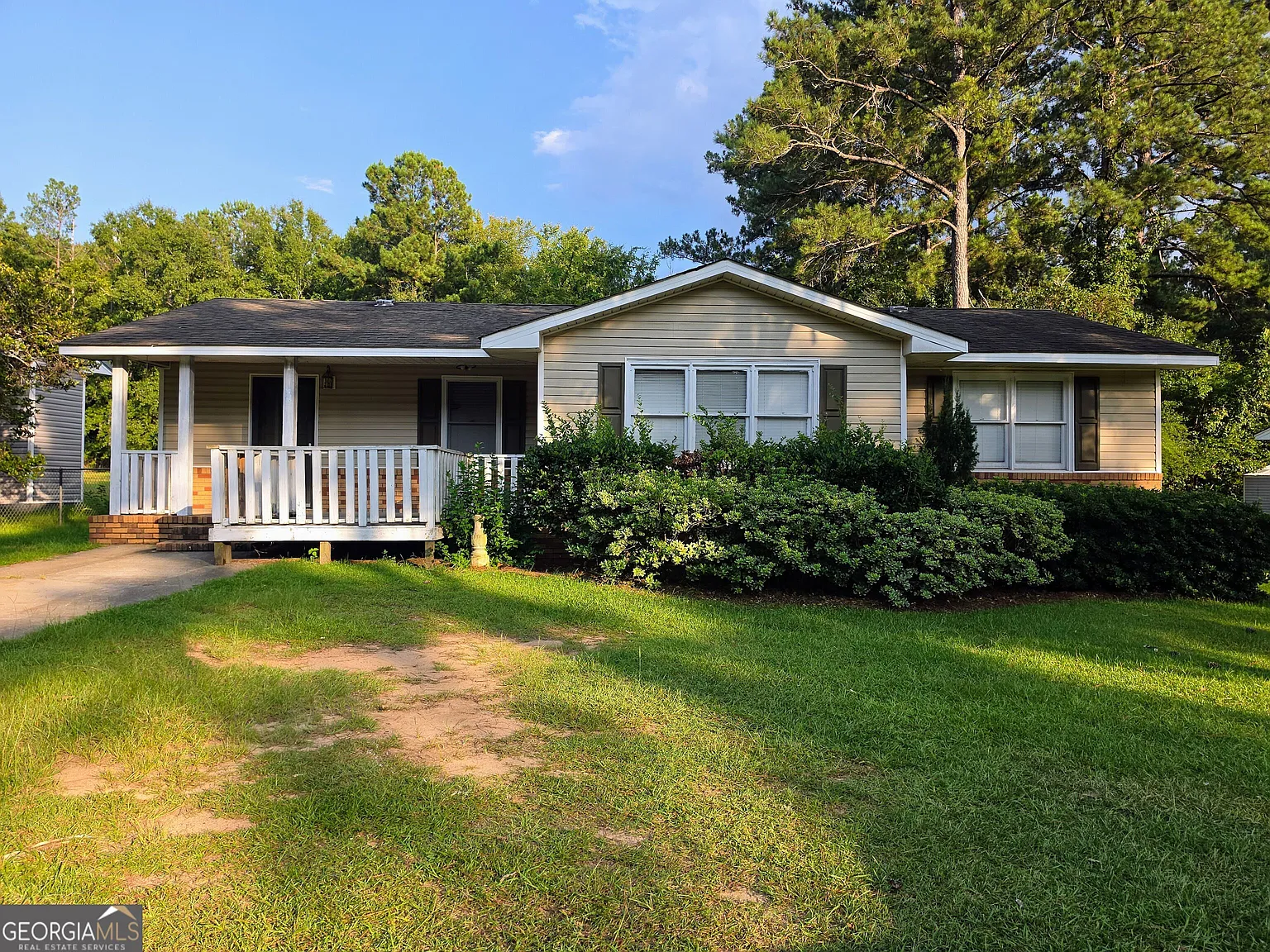 3 bed, 1.5 bath, 1458 sqft, $1,300 — Photo 1