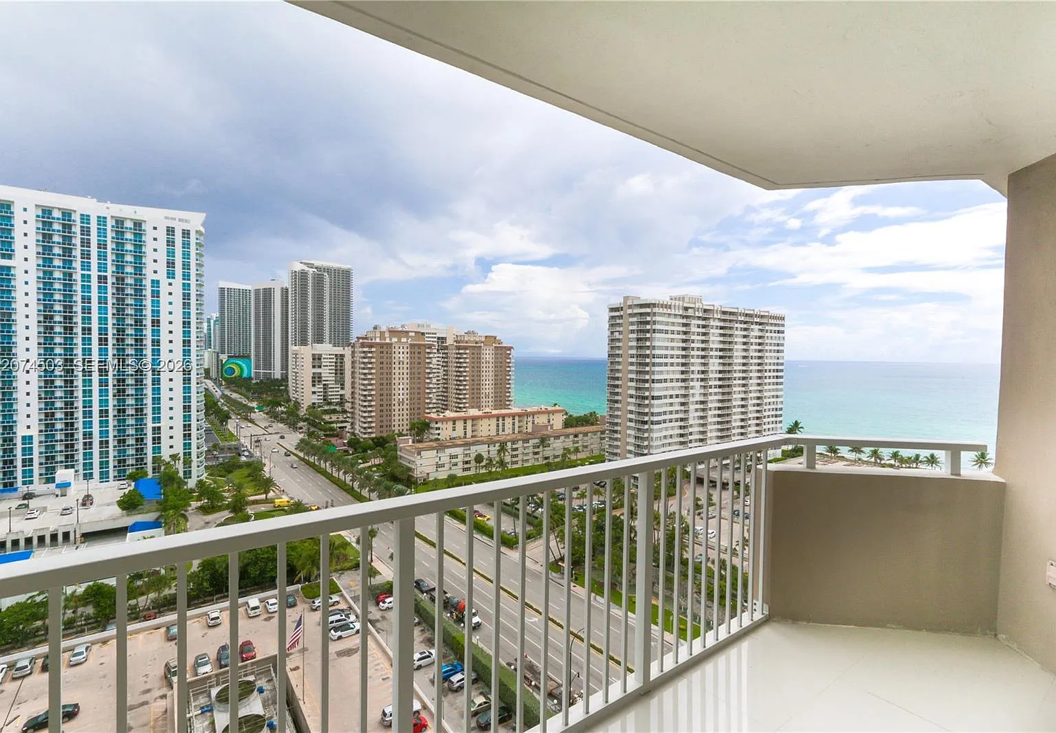 Hemispheres Condo — Photo 1
