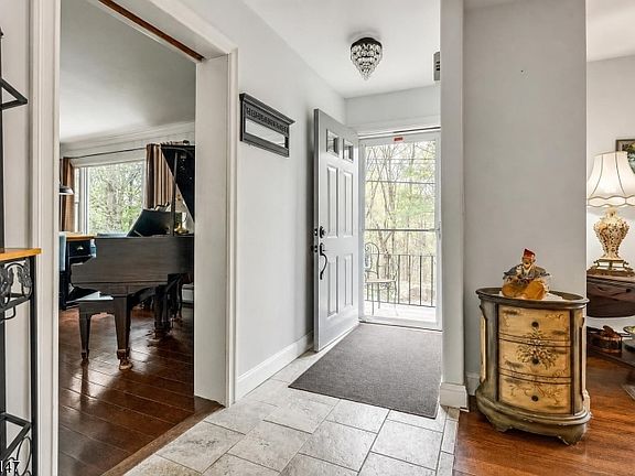 3rd image of 33 Brooksyde Ave