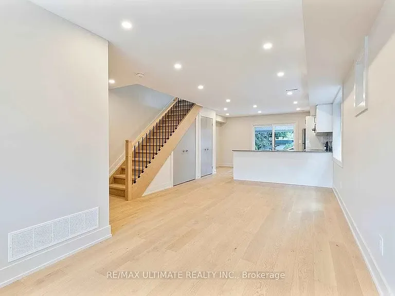 41 Bowie Ave #MAIN 2ND FLR — Photo 4