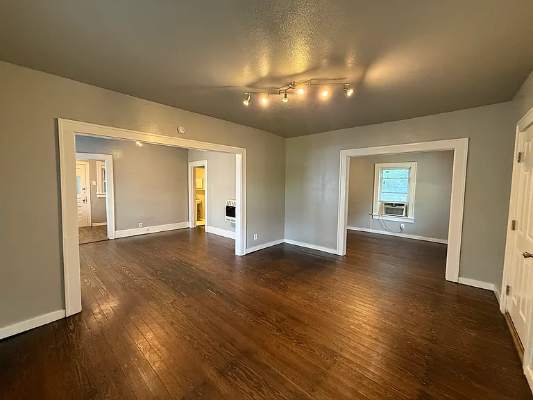 1506 W Bowen Pl — Photo 2