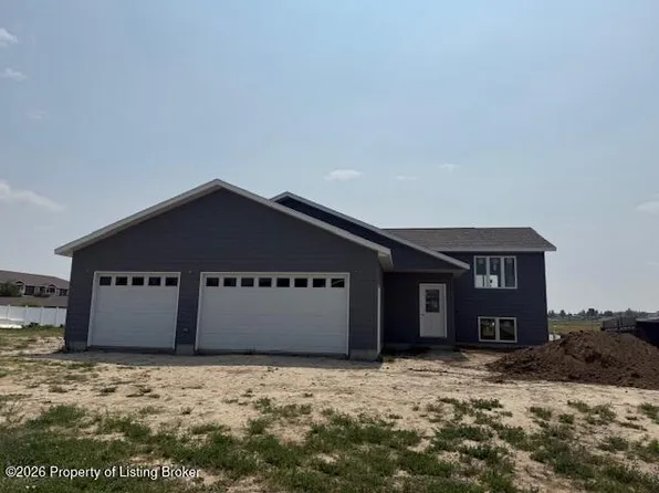 406 37th St E, Dickinson, ND 58601