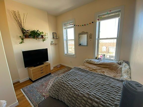 5th image of 1366 Putnam Ave #3