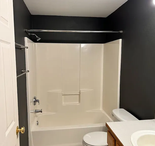 Main bathroom (unstaged)
