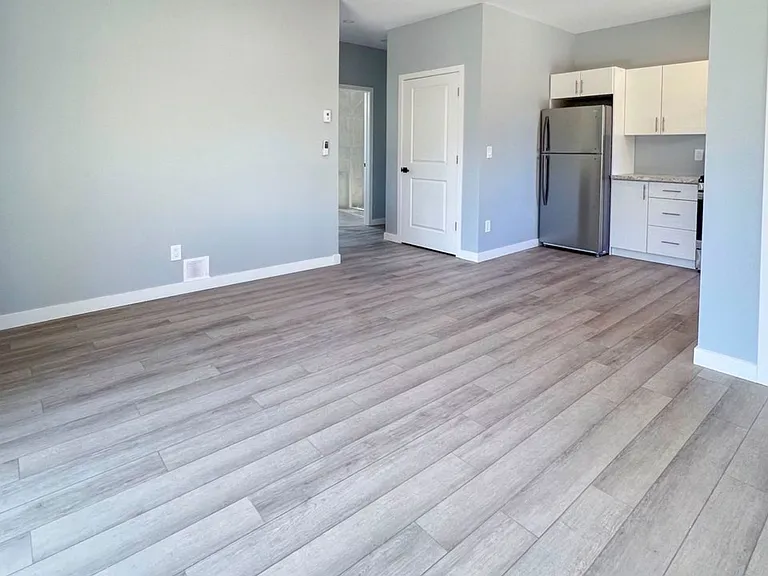 95 Leaside Dr — Photo 2
