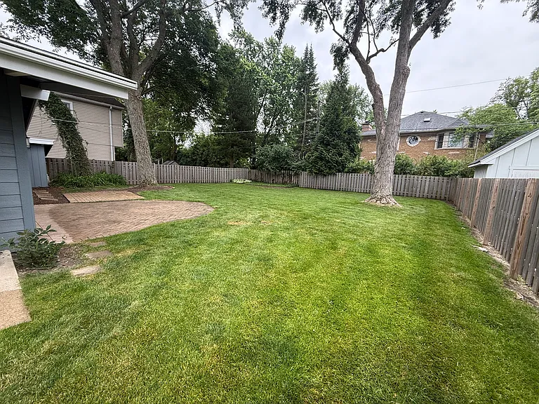 611 E Davis St — Photo 15