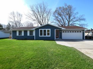 2691 Shade Tree Ln, Green Bay, WI 54313
