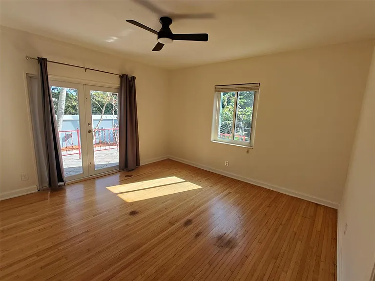 733 NE 18th Ave — Photo 18