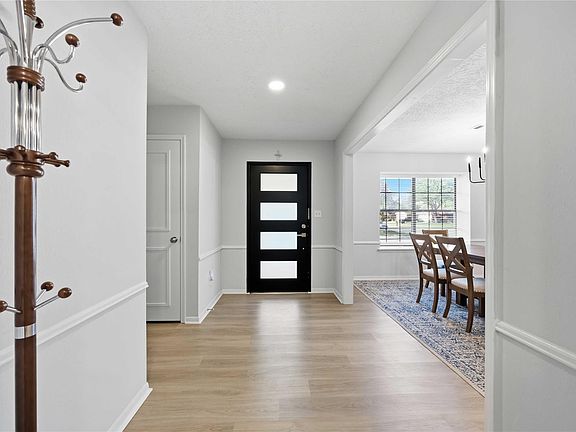 5th image of 801 Friars Ln
