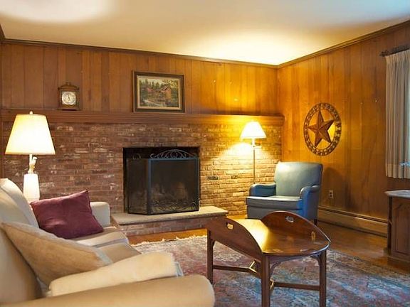 Cozy Family Room w/FPL