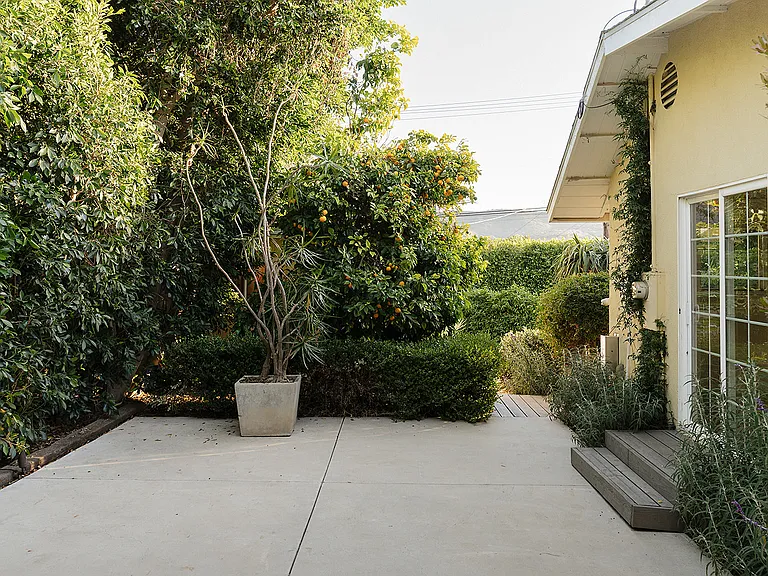 2841 Los Feliz Dr — Photo 25