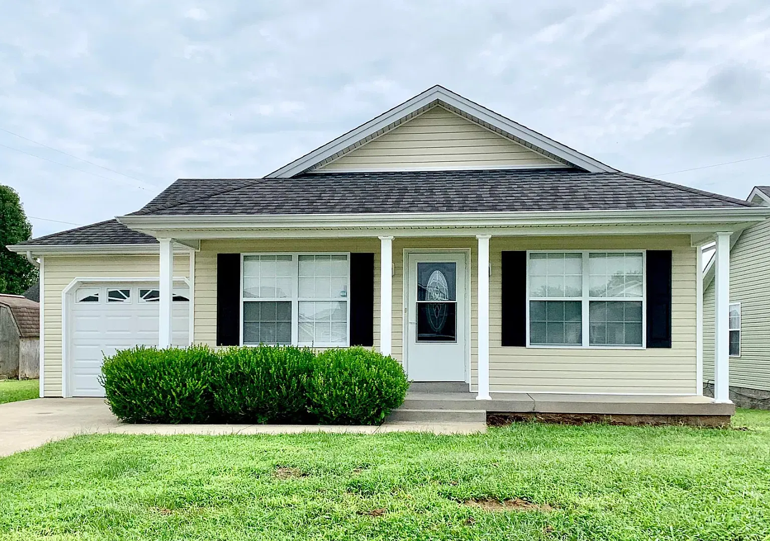 Spacious 3 bedroom, two bathroom home close to GM, Magna and Industrial Park — Photo 1