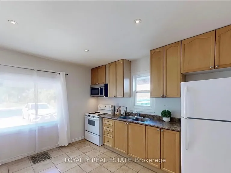 4 McMurchy Ave S #1 — Photo 4