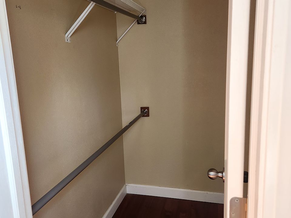 1st image of 916 E 5th St