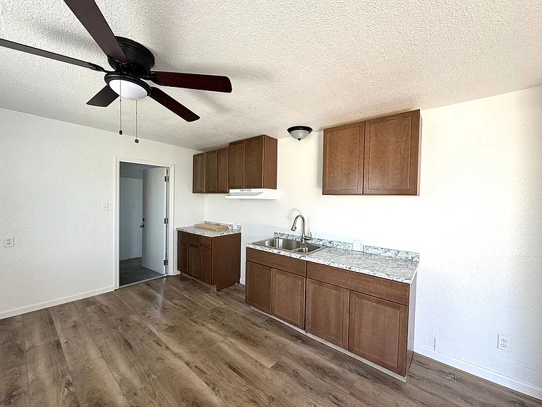 1129 Norton Ave — Photo 3